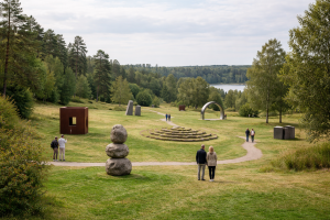 [light] Standard blogheader: en bred komposition af en skulpturpark med flere værker og besøgende, der bevæger sig rundt i eget tempo.